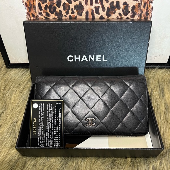 Authentic  Chanel Bifold wallet - Picture 1 of 16